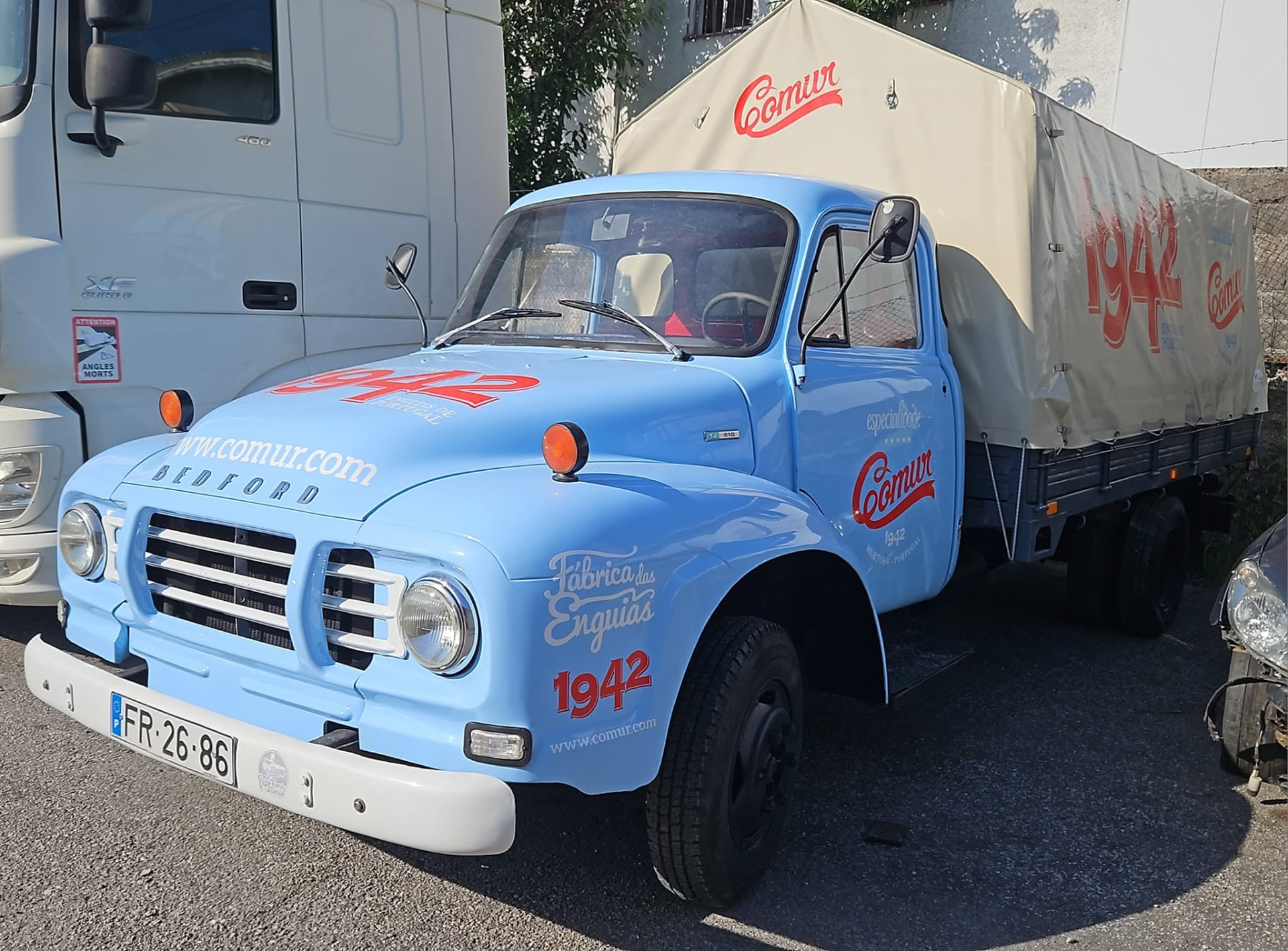 Camião clássico Bedford 1942 restaurado e pintado em Mundão, Viseu